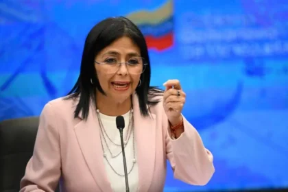 Rodríguez cierra siete entes públicos en Venezuela, cuatro de ellos creados por Maduro