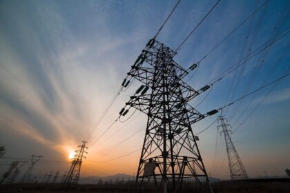 Sistema eléctrico se restablece en un 60% tras apagón nacional, según autoridades energéticas
