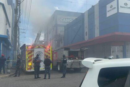 Bomberos mantienen control de incendio activo en almacén de Tiendas Garrido en la Duarte