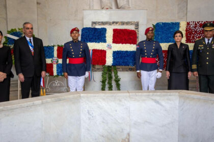 Presidente Luis Abinader rinde tributo a los padres de la Patria con ofrenda floral en el Altar de la Patria