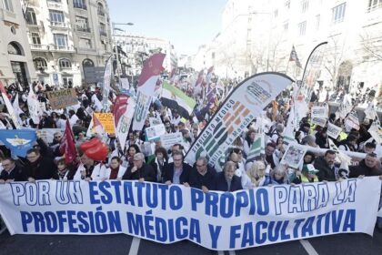 Miles de médicos piden la dimisión de la ministra de Sanidad y avisan de semanas de huelgas