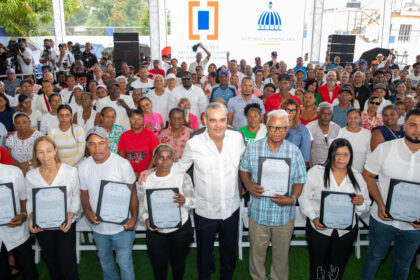 Presidente Abinader entrega 442 certificados de títulos de propiedad de los 688 contemplados en el proyecto Hato Nuevo II, lo cual impacta a 2,752 personas de Los Alcarrizos