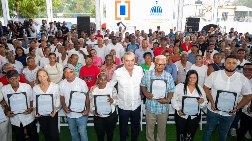 Presidente Abinader entrega 442 certificados de títulos de propiedad de los 688 contemplados en el proyecto Hato Nuevo II, lo cual impacta a 2,752 personas de Los Alcarrizos