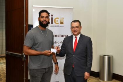 JCE entrega nueva cédula selección dominicana del Clásico Mundial de Béisbol 2026