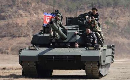 FOTOS: Kim Jong-un y su hija abordan el nuevo tanque insignia de su país