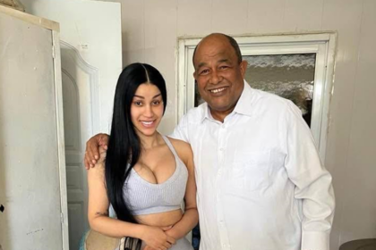 Cardi B visita Castañuelas, Monte Cristi, y comparte con sus abuelos dominicanos