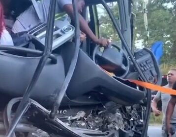 Conductor de autobús se queda atrapado tras accidente de tránsito en La Autopista Duarte