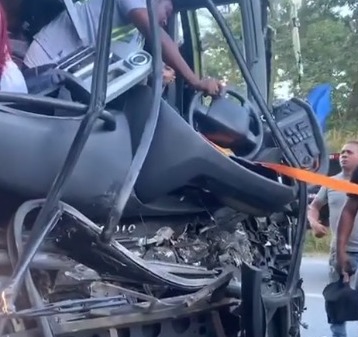 Conductor de autobús se queda atrapado tras accidente de tránsito en La Autopista Duarte