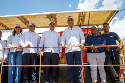 Presidente Abinader visita finca de Productos Linda y destaca la mecanización como clave del presente y futuro de la agricultura dominicana
