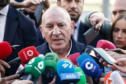 La policía que denunció al ex-DAO por agresión sexual se ratifica ante el juez y él la acusa de «ruindad»