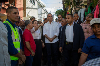 Presidente Abinader supervisa zonas vulnerables por lluvias y ordena solución definitiva a laguna en Los Platanitos