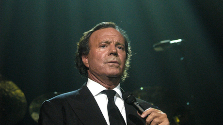 La Justicia cita a la vicepresidenta española por llamar 'agresor sexual' a Julio Iglesias