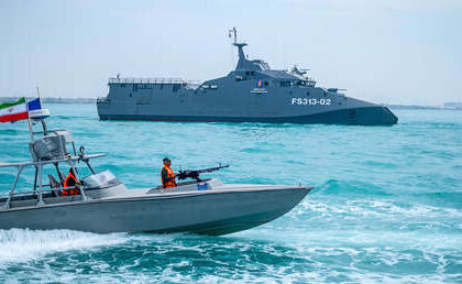 El portavoz del Cuartel General Central de Khatam al-Anbiya, Ebrahim Zolfaghari, declaró que ningún puerto en el golfo Pérsico y el mar de Omán estará a salvo si los de su país se ven amenazados. "Las Fuerzas Armadas de la República Islámica de Irán declaran con claridad y determinación que la seguridad de los puertos en el golfo Pérsico y el mar de Omán es para todos o para nadie", aseveró el vocero.