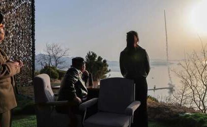 FOTOS: Kim Jong-un y su hija inspeccionan el lanzamiento de potentes misiles balísticos