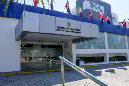 Pasar al contenido principal Navegación principal Inicio Noticias Economía Aduanas: Recaudaciones de marzo crecieron RD 1,328.30 millones pese a crisis global 7 de Abril 2026 | 15:02 Dirección General de Aduanas Compartir: facebook sharing buttontwitter sharing buttonwhatsapp sharing buttonsharethis sharing button Santo Domingo.- Las recaudaciones de la Dirección General de Aduanas (DGA) crecieron en más de RD 1,328.30 millones solo en el mes de marzo, con relación al mismo mes del año anterior, en favor del Estado dominicano y a pesar de la crisis global generada por el conflicto en el Medio Oriente, iniciado a finales de febrero. En el primer trimestre de este año se logró la mayor recaudación de ese periodo en la historia de la DGA. Asimismo, marzo de 2026 es el de mayor recaudación en comparación con años anteriores. En marzo, el promedio recaudatorio diario en la DGA se mantuvo sobre los RD 1,056.15 millones, para un total de RD 23,235.32 millones totales recaudados en dicho periodo, superiores a los RD 21,907.02 millones colectados el año pasado. Estos resultados se alinean con las instrucciones dadas por el director general, Nelson Arroyo, al asumir el cargo en enero pasado, a todos los administradores, para que trabajen enfocados en el equilibrio fiscal y presupuestario del país por sobre todas las cosas. Las recaudaciones de marzo representan un superávit de RD 310,63 millones sobre lo estimado, para un cumplimiento de la meta de 101.35 %. Asimismo, las actividades comerciales del país continúan su dinamismo, de acuerdo con las cifras sobre el volumen de importación en el régimen nacional. En ese mes, se alcanzaron los 29,785 contenedores importados en el régimen nacional, para un crecimiento interanual de 15.06 %, lo que refleja el dinamismo de la demanda interna. Enero-marzo En el primer trimestre del año, el promedio de recaudaciones se mantuvo sobre los RD 1,065 millones por día, recaudando unos RD 62,870.54 millones en el referido periodo, unos RD 1,323.84 millones más de manera interanual. Asimismo, en el primer trimestre se alcanzaron los 74,661 contenedores importados en el régimen nacional, un 2.04 % más respecto al primer trimestre de 2025. DGA Recaudación Noticias relacionadas Presidente Economía Gobierno protege precios de combustibles esenciales en Semana Santa Presidente Abinader Economía Presidente Abinader convoca a representantes comerciales e industriales para tratar la estabilización de precios de alimentos y servicios ante crisis internacional Superintendencia de Bancos Economía Superintendencia de Bancos: Cartera de crédito de la banca creció 9.5 % en 2025 INICIO PRESIDENCIA NOTICIAS DECRETOS VACÚNATE RD DIECOM MINISTERIOS Presidencia de la República Dominicana Palacio Nacional, Avenida México esquina Dr. Delgado, Gascue, Santo Domingo, República Dominicana · 809.695.8000