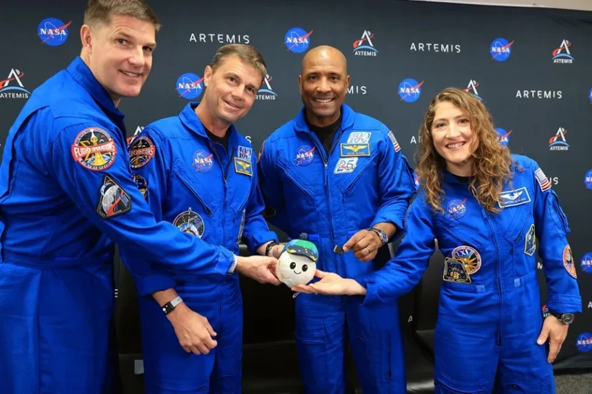 Misión Artemis II lleva un pequeño peluche de juguete que les dio un niño de ocho años