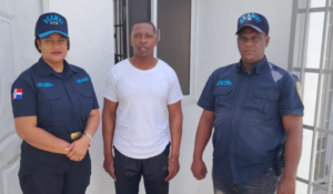 Apresan haitiano tras quedar grabado golpeando a su pareja en SFM 7 PN pone a disposición de la justicia a hombre acusado de amenazar a su expareja con arma blanca
