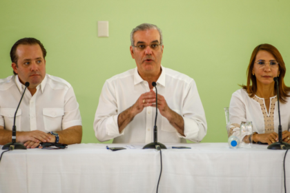Abinader anuncia construcción de 112 apartamentos para afectados por las lluvias en Villa Montellano