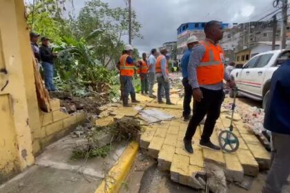 Levantan verja provisional en escuela Costa Rica, luego de que aguas de cañada Las 800 derribaron pared