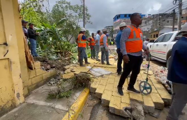 Levantan verja provisional en escuela Costa Rica, luego de que aguas de cañada Las 800 derribaron pared