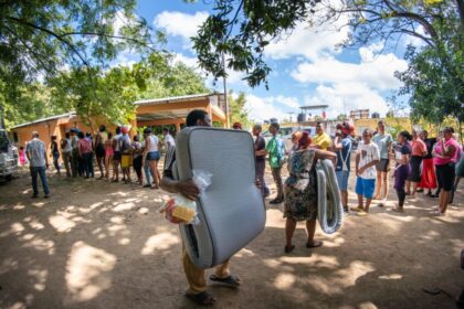 Voluntariado Banreservas asiste a familias afectadas por inundaciones en varias provincias