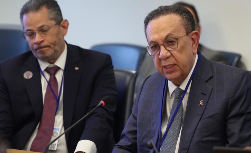 Valdez Albizu proyecta economía dominicana crecerá en torno al 3.5% y 4% durante reunión con FMI y BM