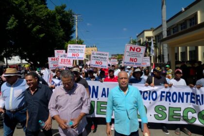 Comerciantes y empresarios fronterizos marchan en Dajabón: “No rechazamos el Puerto Seco; rechazamos la exclusión”