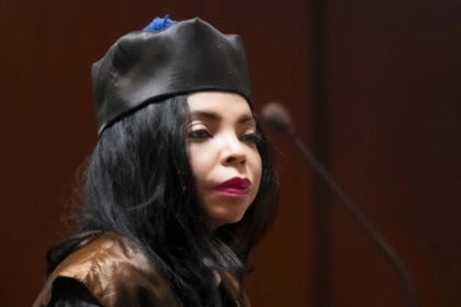Yeni Berenice condena asesinato de conductor de camión; instruye someter a grupo que lo persiguió