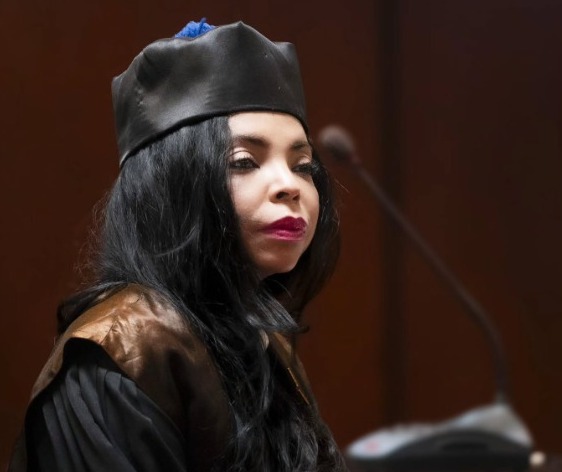 Yeni Berenice condena asesinato de conductor de camión; instruye someter a grupo que lo persiguió