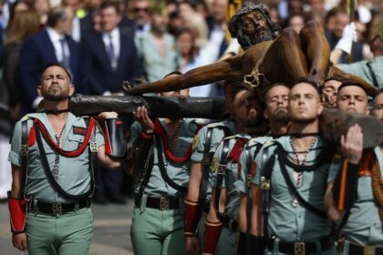 Desembarca la Legión en Málaga ante miles de personas para portar a hombros a Cristo