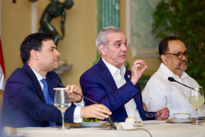 Presidente Luis Abinader reafirma respaldo a la clase artística y escucha propuestas del sector cultural