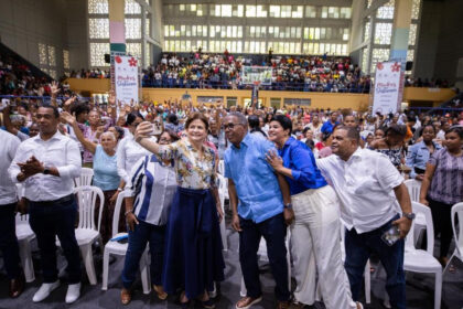 Vicepresidenta Raquel Peña comparte con miles de madres en Barahona durante jornada “Madres que Sostienen”