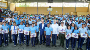 Presidente Abinader insta a estudiantes a prepararse en inglés, inteligencia artificial, ciberseguridad, ingeniería y carreras técnicas de alta demanda; afirma que son las profesiones del futuro