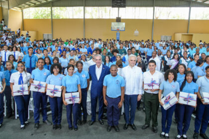 Presidente Abinader insta a estudiantes a prepararse en inglés, inteligencia artificial, ciberseguridad, ingeniería y carreras técnicas de alta demanda; afirma que son las profesiones del futuro