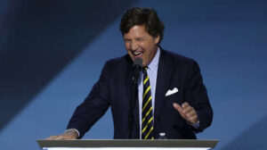 Tucker Carlson se burla de los "intelectuales públicos" de EE.UU. por su ignorancia sobre Ormuz