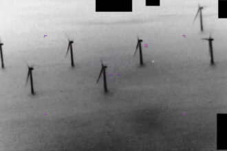 Archivos ovni: video enigmático muestra un orbe luminoso volando cerca de turbinas eólicas