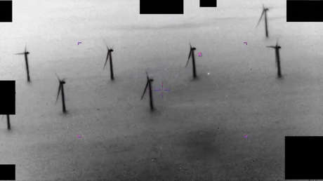 Archivos ovni: video enigmático muestra un orbe luminoso volando cerca de turbinas eólicas