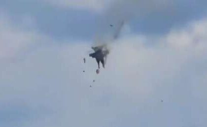 IMPACTANTE VIDEO: Dos jets chocan en el aire durante una exhibición