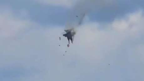 IMPACTANTE VIDEO: Dos jets chocan en el aire durante una exhibición