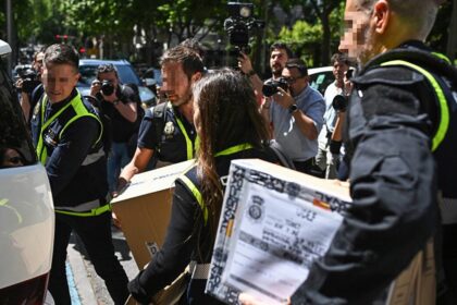 Policía española accede a caja fuerte en despacho de expresidente Zapatero