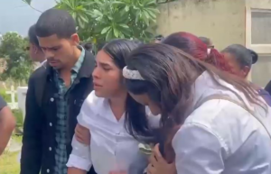 Familiares despiden a Esmeralda Moronta, asesinada por expareja en SDE, luego de denunciarlo