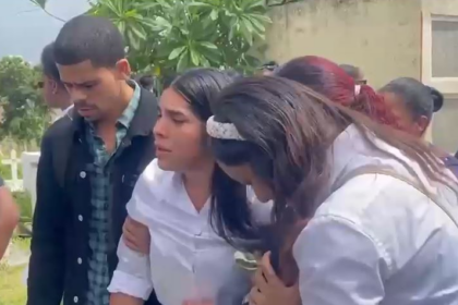 Familiares despiden a Esmeralda Moronta, asesinada por expareja en SDE, luego de denunciarlo