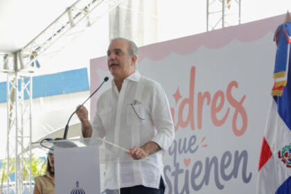 Abinader destaca sacrificio y fortaleza de las madres dominicanas durante jornada nacional “Madres que Sostienen”