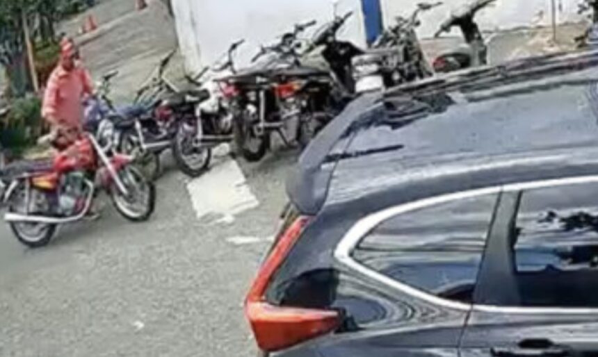 Hombre queda grabado robando la motocicleta de un agente de la policía frente al cuartel en SFM