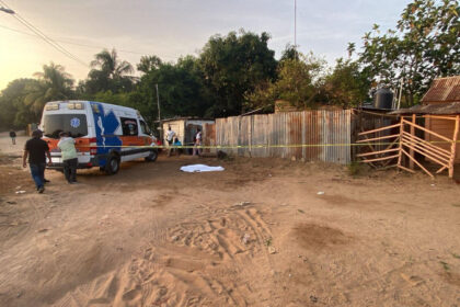 Mujer muere tras ser apuñalada; señalan a una hermana como presunta responsable