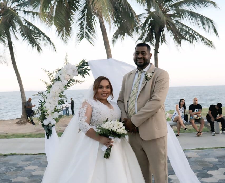 Amor frente al mar: una boda que encontró su escenario perfecto en el Malecón Deportivo