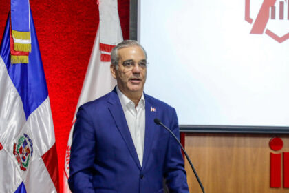 Abinader aboga por un equilibrio entre eficiencia económica y justicia social durante encuentro en Intec