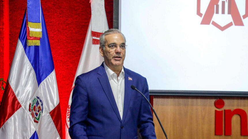Abinader aboga por un equilibrio entre eficiencia económica y justicia social durante encuentro en Intec