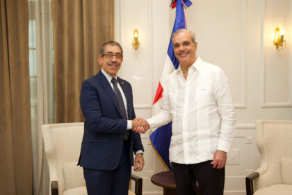 Abinader recibe en el Palacio Nacional al nuevo rector electo de la UASD, Jorge Asjana David