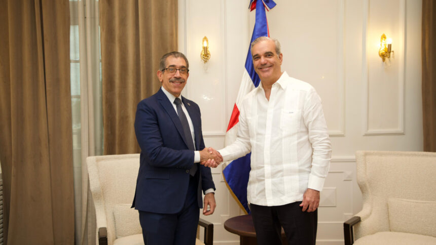 Abinader recibe en el Palacio Nacional al nuevo rector electo de la UASD, Jorge Asjana David